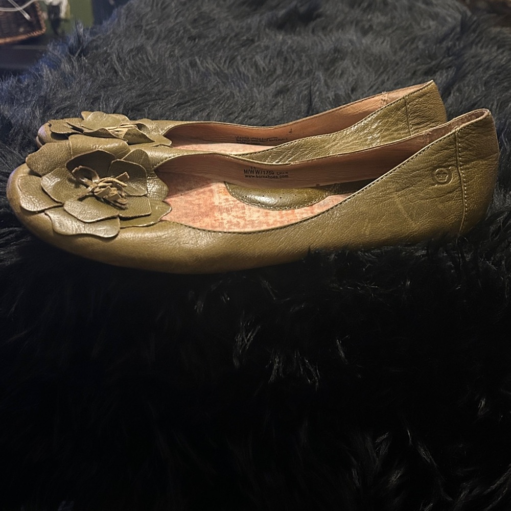 BORN Women's Adelisa Flower Green Full-Grain Leather Flats Sz 11 - Picture 2 of 15
